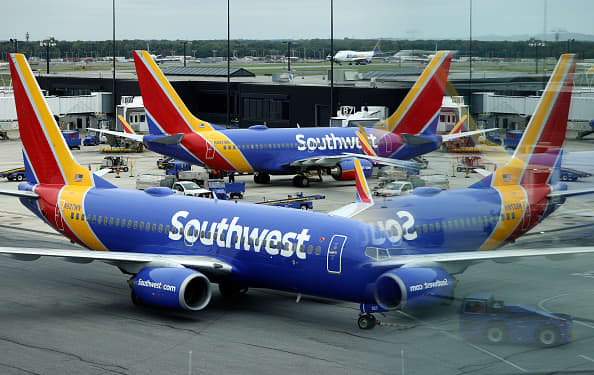Southwest Airlines evalúa traer de vuelta bebidas alcohólicas a bordo