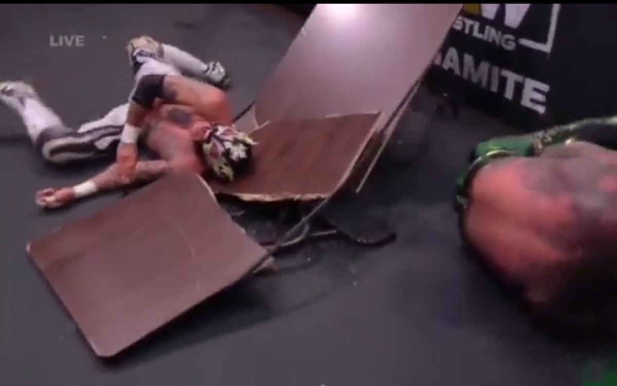 Sufre escalofriante accidente el luchador mexicano Rey Fénix | Video