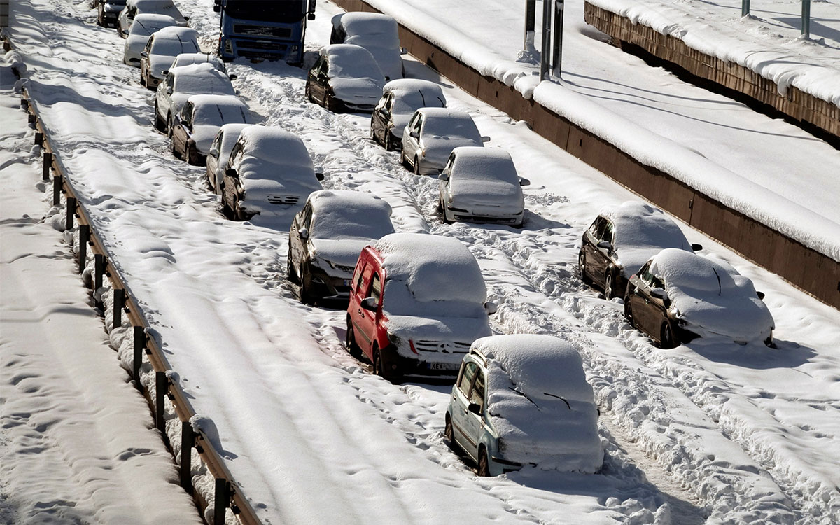 Tormenta de nieve deja a miles de personas varadas en autopista de Atenas