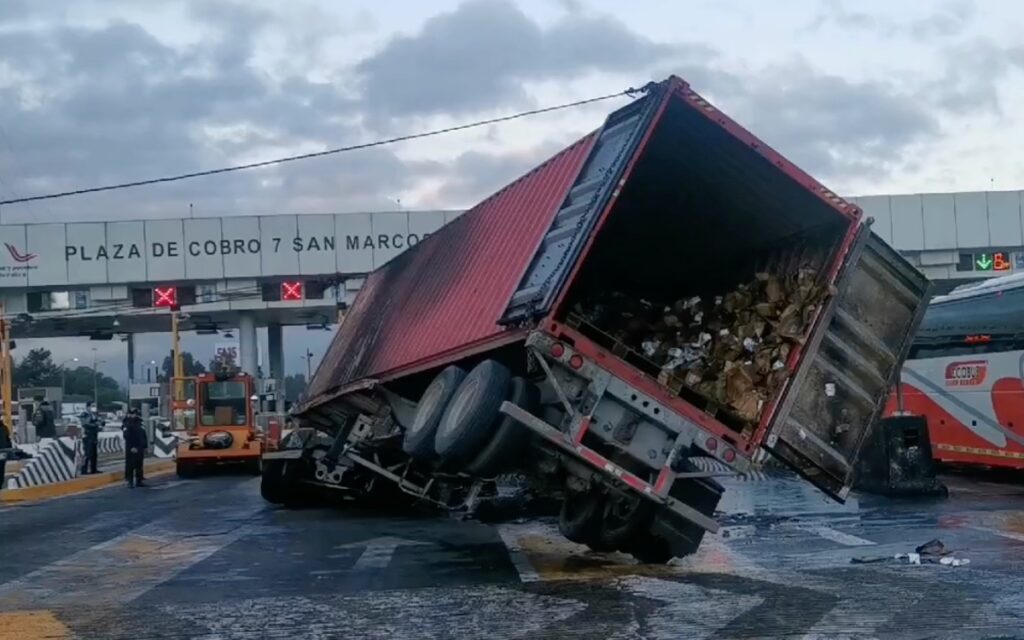 Tráiler choca y se incendia en la autopista México-Puebla | Video