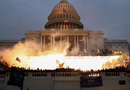 Miles de partidarios de Donald Trump rodean el Capitolio de Washington.