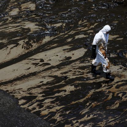 Un derrame de petróleo en el mar contamina dos reservas naturales en Perú