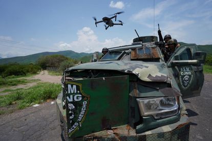 Un vehículo del Cartel Jalisco Nueva Generación y un dron forman un renten en el municipio de Aguililla, Michoacan en abril del 2021.