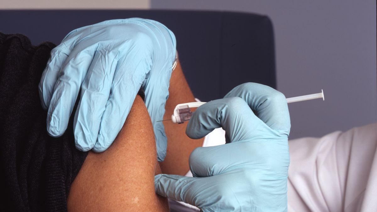 Un experto explica la razón por las que las vacunas se ponen en el brazo
