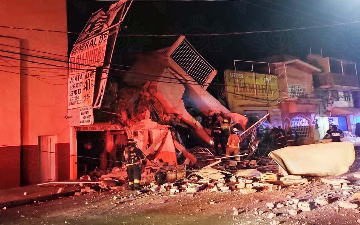 Un fallecido y 15 personas rescatadas tras explosión por gas en vivienda de Puebla