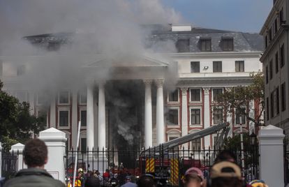 Incendio en el edificio de la Asamblea Nacional en el complejo parlamentario de Sudáfrica en Ciudad del Cabo, Sudáfrica, el domingo.