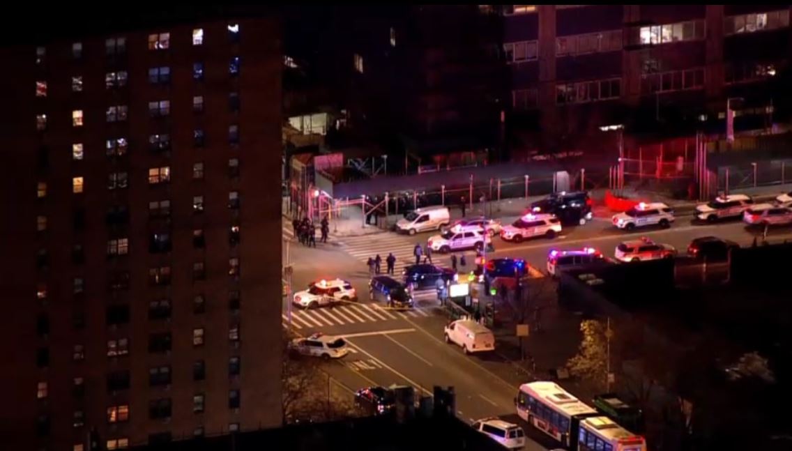 Un oficial de Nueva York muere y otro se aferra a la vida tras tiroteo durante altercado doméstico