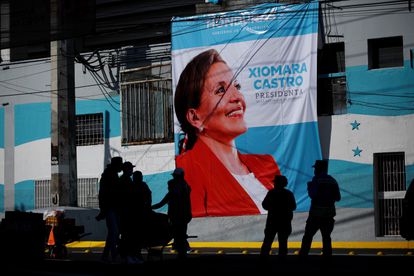 Una debilitada Xiomara Castro toma posesión como presidenta en Honduras