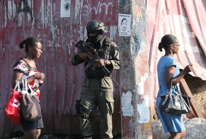 Un miembro de las Fuerzas Armadas de Haití hace guardia en una de las calles de Puerto Príncipe, en Haití.