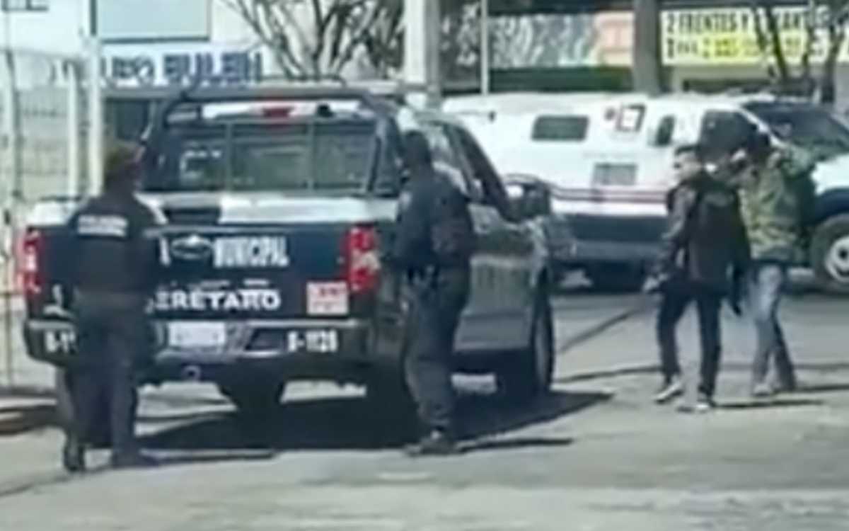Video: hombre armado supera y domina a policías municipales de Querétaro