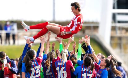 Las jugadoras del Barcelona mantean a Virginia Torrecilla. Foto: INMA FLORES