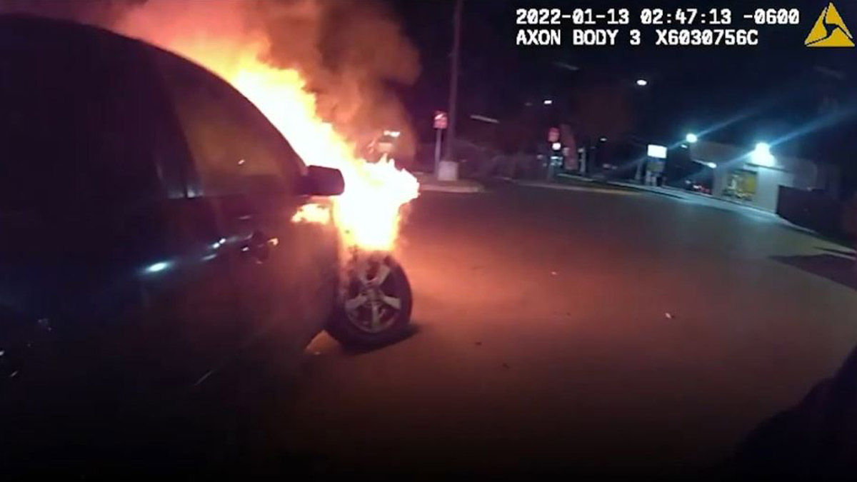 mujer policía salva a pasajera atrapada en auto en llamas