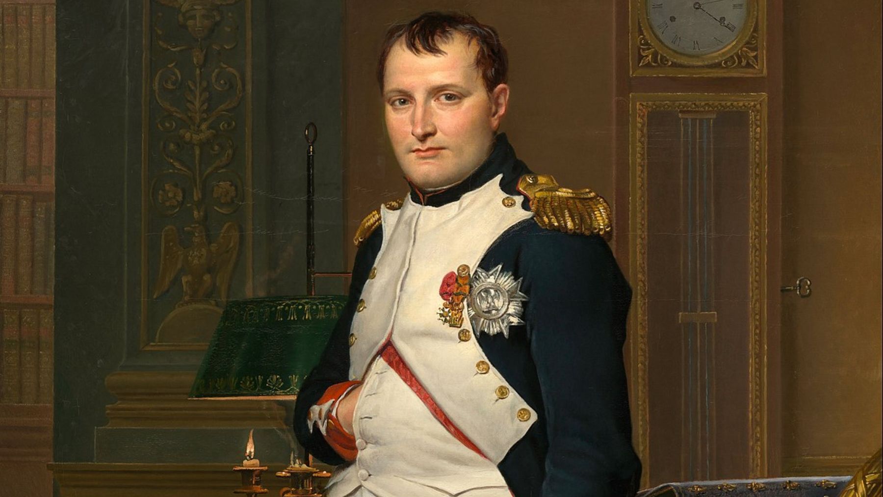 ¿Por qué Napoleón aparece pintado con la mano metida en su chaqueta?