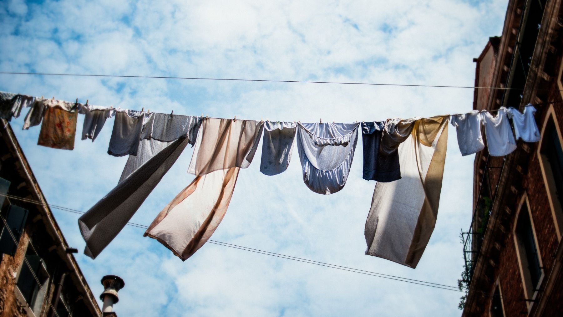¿Por qué la ropa secada al sol desprende “aroma a limpio”?