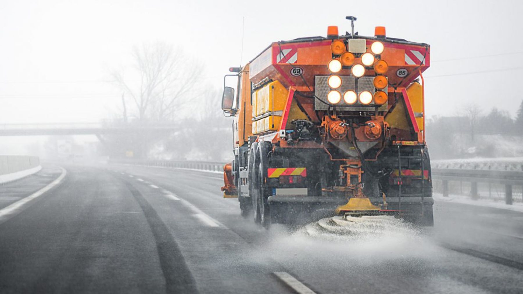 ¿Por qué se echa sal en las carreteras heladas?