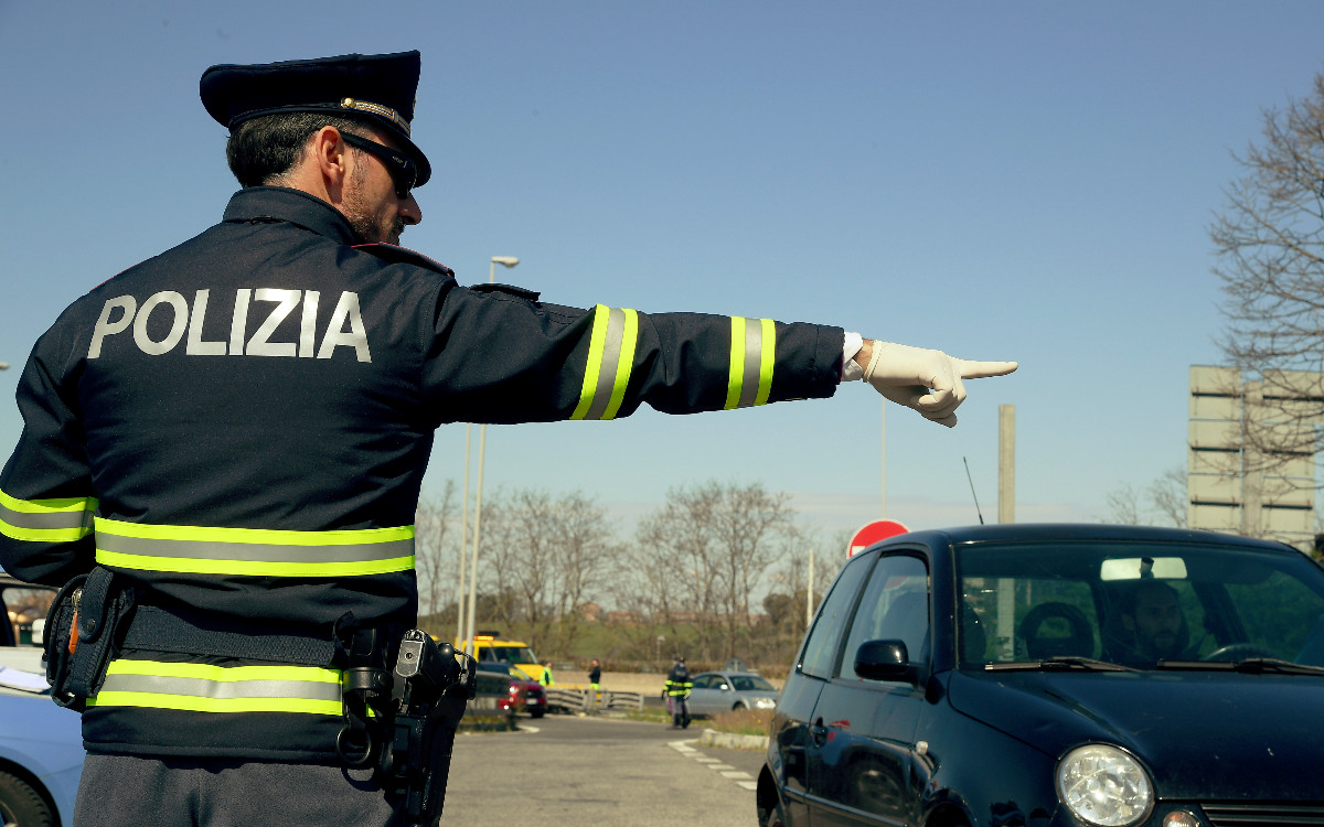 ¿Protestas contra cubrebocas rosas? Policía italiana teme 'dañar su reputación'