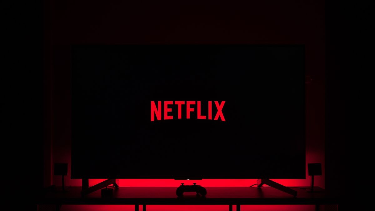¿Qué es el botón de reproducción aleatoria de Netflix y cómo funciona?