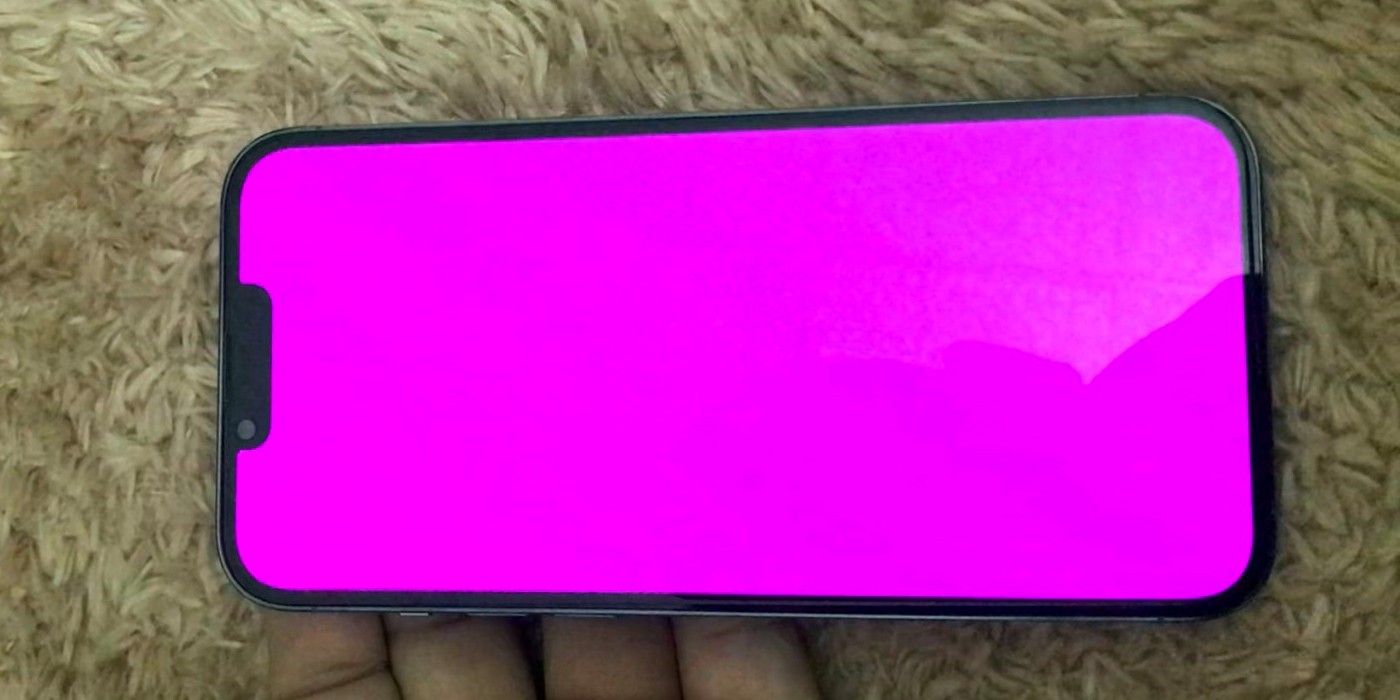 ¿Qué está causando el problema de la pantalla rosa en Apple iPhone 13?