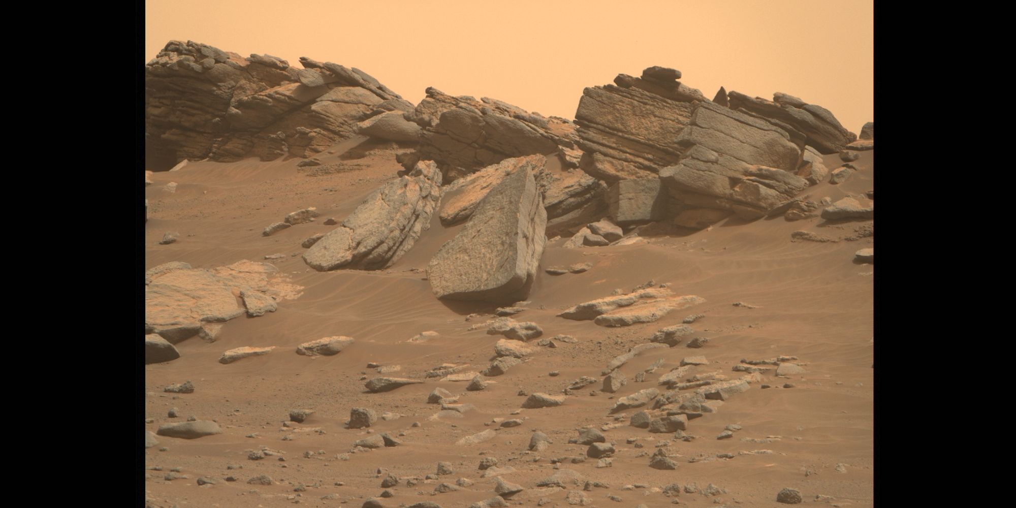 ¿Una nave espacial estrellada en Marte?  Foto de rover de la NASA revela rocas fascinantes