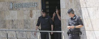 Agentes de la Guardia Civil, durante el registro a la sede de la empresa Petromiralles en junio de 2013.