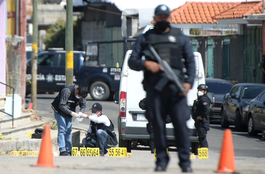 16 muertos; hallan 10 encobijados y 6 hombres “colgados” de un barandal, estalla violencia en Zacatecas