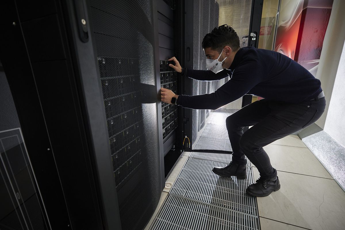La Universidad de Granada pone en marcha un supercomputador que realiza en 24 horas operaciones que requerían 25 años