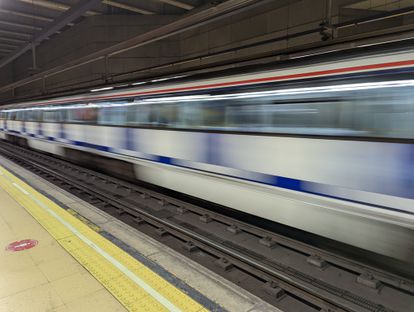 Imagen tomada con el modo movimiento (exposición larga) del Google Pixel 6 Pro en el Metro de Madrid.