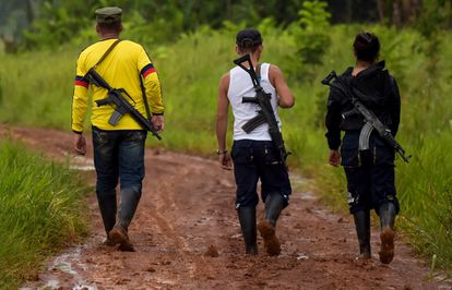 El líder guerrillero disidente que se hace llamar Aldemar (izquierda), miembro del Primer Frente de las Fuerzas Armadas Revolucionarias de Colombia (FARC), y otros rebeldes, patrullan la selva a lo largo del río Inírida en el departamento de Guaviare, Colombia, el 26 de septiembre. 2017. 