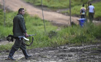 En el encuentro los guerrilleros, armados y uniformados, aseguraron pertenecer a las facciones disidentes de las FARC y el ELN. 