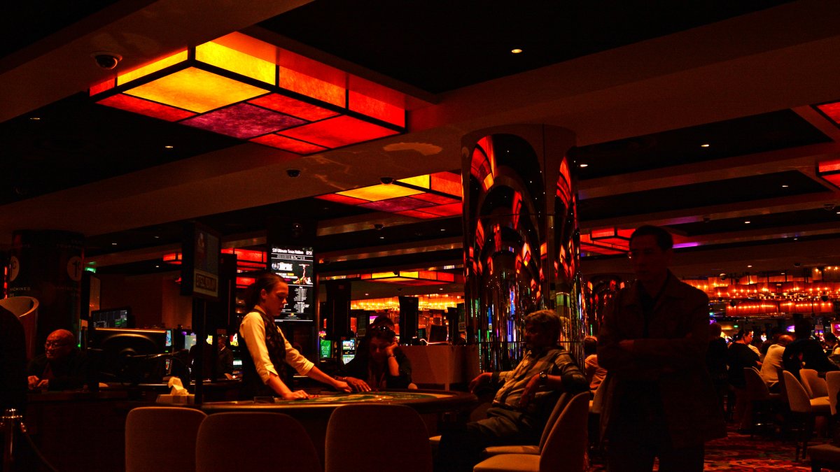 Turista gana $230 mil en tragamonedas de Las Vegas y por error, la máquina no le avisó