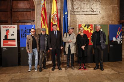 Los diseñadores Dani Nebot y Javier Abascal, el presidente valenciano Ximo Puig, y los también diseñadores Nacho Lavernia y Marisa Gallén y Pepe Gimeno, este lunes en el Palau de la Generalitat.