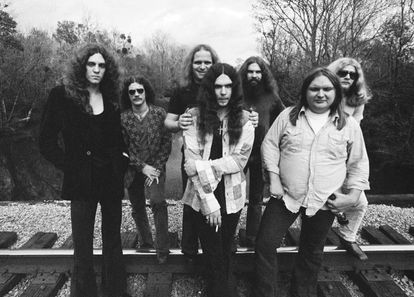 Allen Collins, Billy Powell, Ronnie Van Zant, Gary Rossington, Artimus Pyle, Ed King, Leon Wilkeson, o sea, los miembros de Lynyrd Skynyrd en 1974.