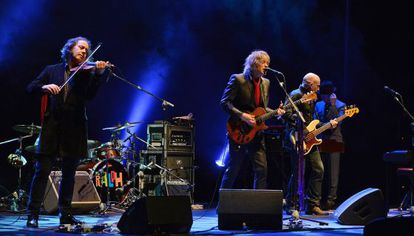 Los miembros de The Waterboys, con Mike Scott al frente, en un concierto en 2019.