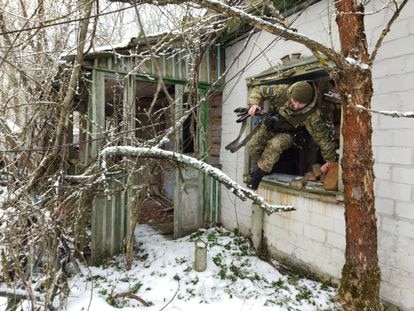 Un soldado ucranio inspeccionaba una vivienda abandonada en una aldea de la zona de exclusión de Chernóbil.