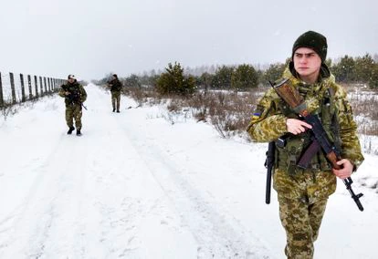 Soldados del ejército ucranio patrullaban la frontera entre Bielorrusia y Ucrania, en la zona de Chernóbil, el 6 de febrero.