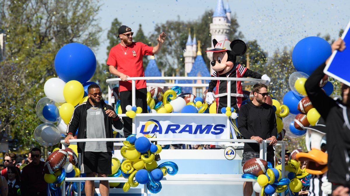 Jugadores de los Rams festejan el triunfo del Super Bowl LVI en Disneyland