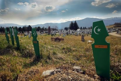 Tumbas de personas en tránsito sin identificar en el cementerio de Bihać, Bosnia. 12 entierros fueron llevados a cabo y pagados por la comunidad musulmana local, con el apoyo del Imán de Bihać. Llevan la inscripción “NN”, Nomen nescio en latín, que significa nombre desconocido, persona sin identificar.