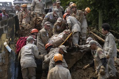 Rescatistas retiran el cuerpo de una víctima del deslizamiento de lodo en Petrópolis, Brasil.