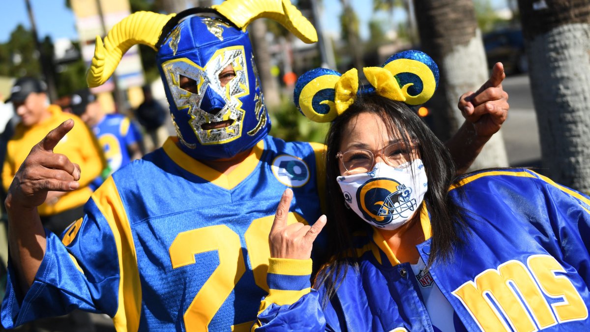 Miles de fanáticos de los Rams celebran su victoria con un desfile en Los Ángeles
