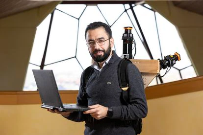 Samer Karam carga la mochila que tiene instalado el sistema portátil que desarrolló para realizar el mapeo digital en 3D de edificios.
