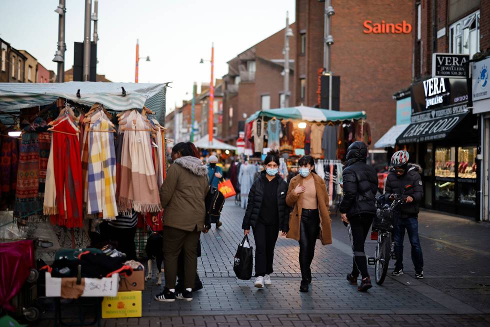Puestos del Walthamstow Market, el mercado al aire libre más largo de Europa.