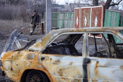 Un hombre observaba este domingo un coche destrozado por la artillería en la localidad de Tamarchuk (provincia de Donetsk), situada en la línea del frente.