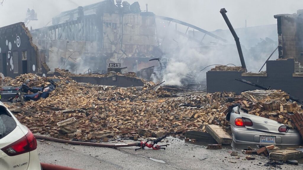 Fuego masivo destruye apartamentos, un gimnasio y la cervecería Twisted Hippo