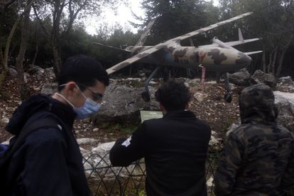 Partidarios de Hezbolá en un museo militar con réplicas de drones, el sábado en Mlita (sur de Líbano).