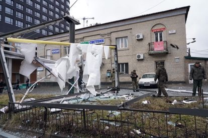 Lugar de Kiev donde en la madrugada del jueves ha caído un proyectil supuestamente lanzado por un avión militar ruso sin causar daños personales
