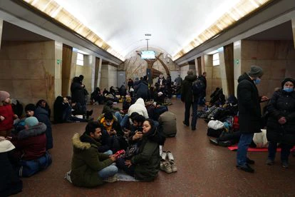 Decenas de personas se refugian en un túnel del metro de Kiev en la noche del jueves al viernes