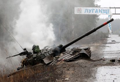 Tanque ruso destruido en la región ucrania de Lugansk, al este del país, este sábado.