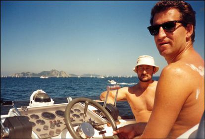 Imagen del verano de 1995 en la que Alberto Nuñez Feijóo y Marcial Dorado, condenado en 2009 por narcotráfico, navegan por la ría de Vigo.