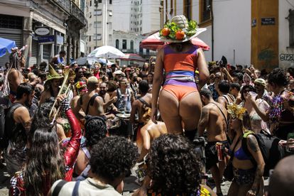 Una aglomeración ilegal en torno a una comparsa este domingo en el centro de Río. Las fiestas privadas estaban autorizadas, las callejeras no.