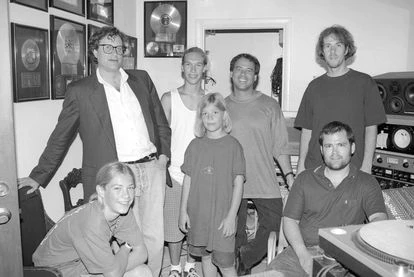 Danny Goldberg, por aquel entonces CEO de Mercury Records, con los hermanos Taylor Hanson, Isaac Hanson and Zac Hanson y los productores Dust Brothers en el estudio en 1996, cuando grababan 'Middle of Nowhere'.